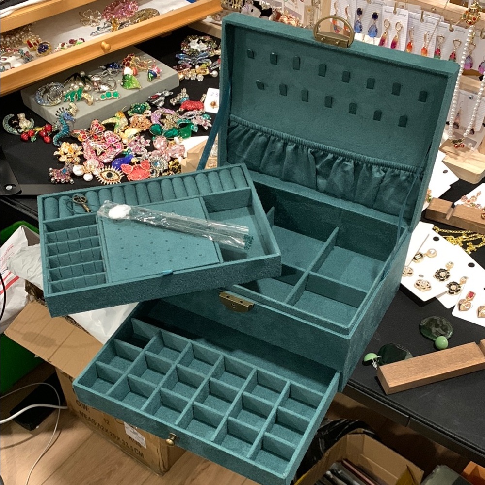 Elegant Green Jewelry Organizer